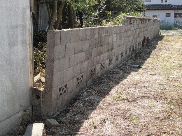 Photos: 傾いたブロック塀