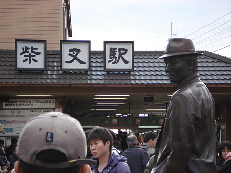 柴又駅と寅さん銅像