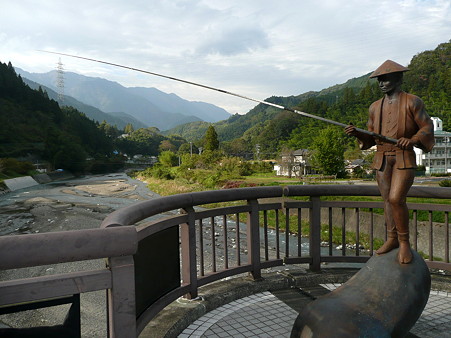 やまびこ橋の鮎釣り像