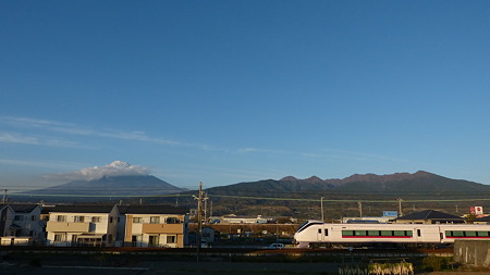 Ｅ６５７系と富士山