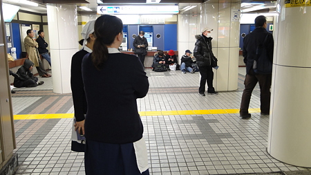 銀座線浅草駅 座り込んでいる人々