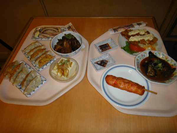船内のレストランで夕食