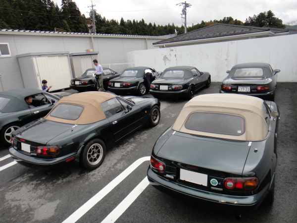 コンビニの駐車場の隅に固めて駐車