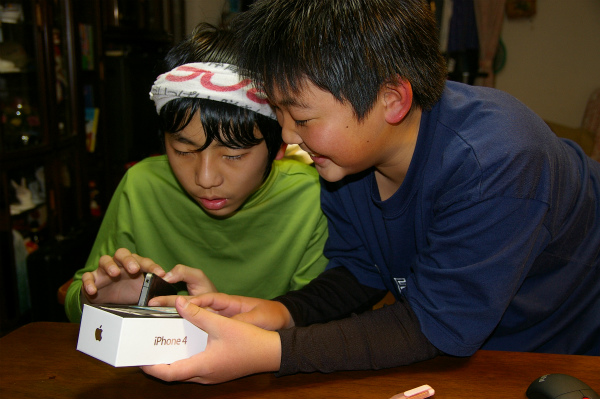 iPhoneに興味津々な息子達