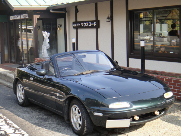 氷の彫刻とロードスターで記念撮影