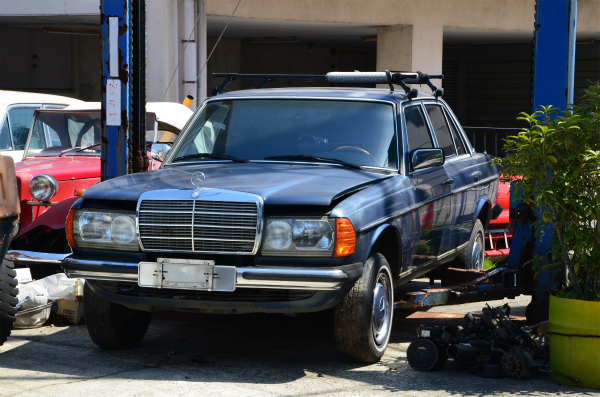 W123メルセデスの隣はジャガー？